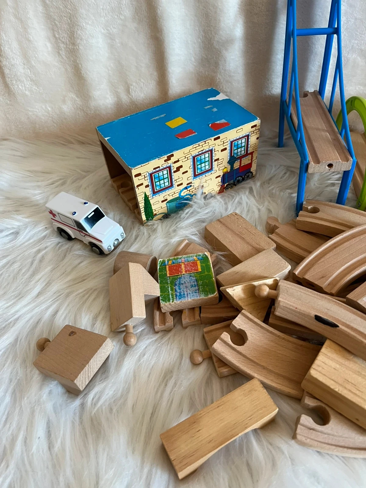 Wooden train track set with accessories – photo 2